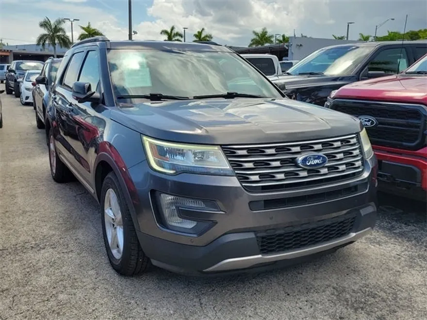 2016 Ford Explorer XLT photo 1
