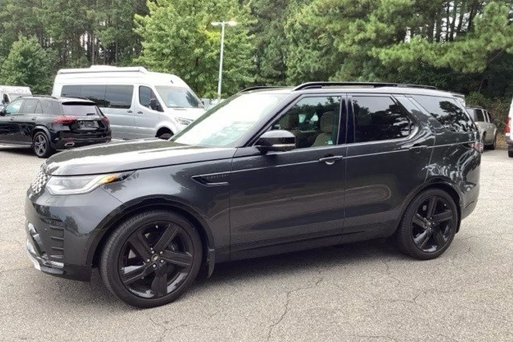 2024 Land Rover Discovery Metropolitan Edition photo 1