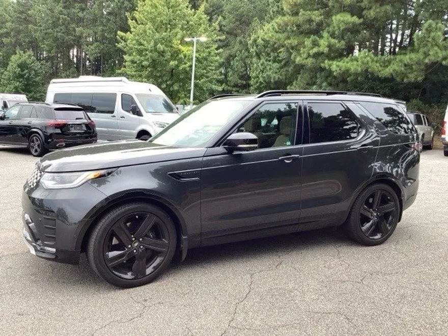 2024 Land Rover Discovery Metropolitan Edition photo 1