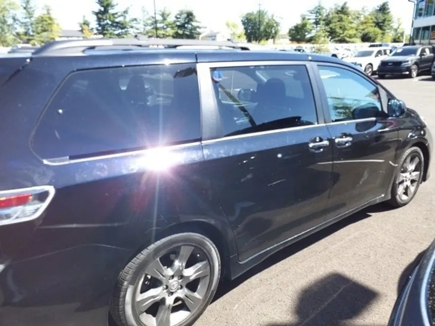 2015 Toyota Sienna SE photo 1