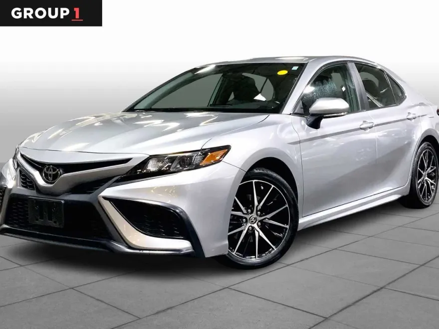 2022 Toyota Camry SE photo 1