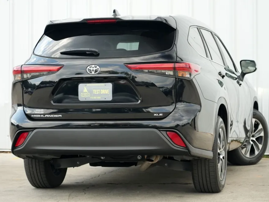 2023 Toyota Highlander XLE photo 1
