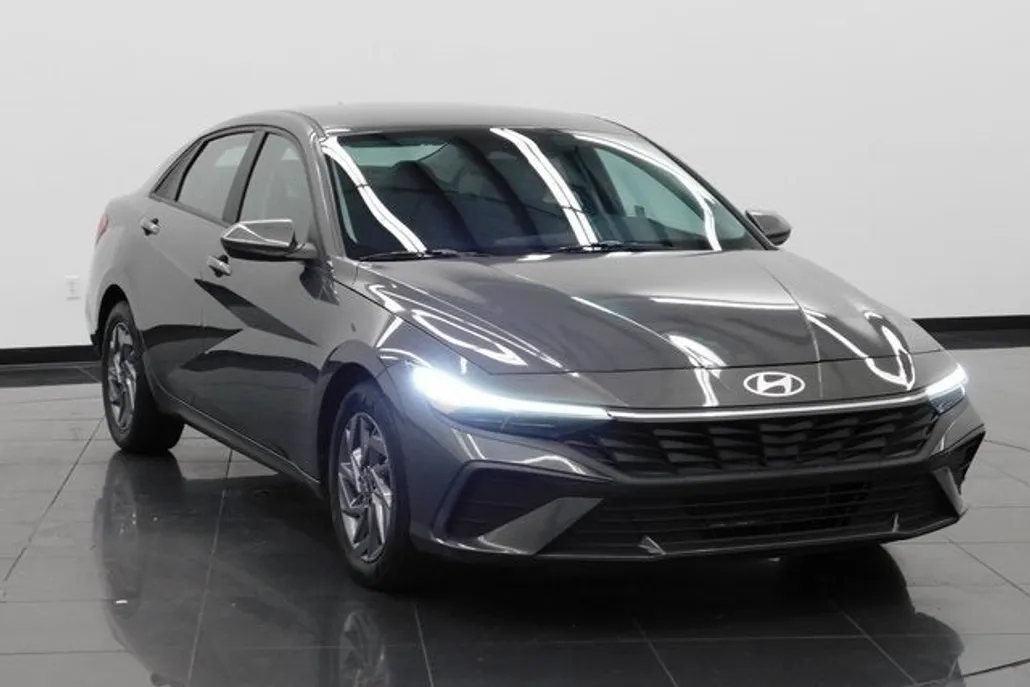 2024 Hyundai Elantra SEL photo 1