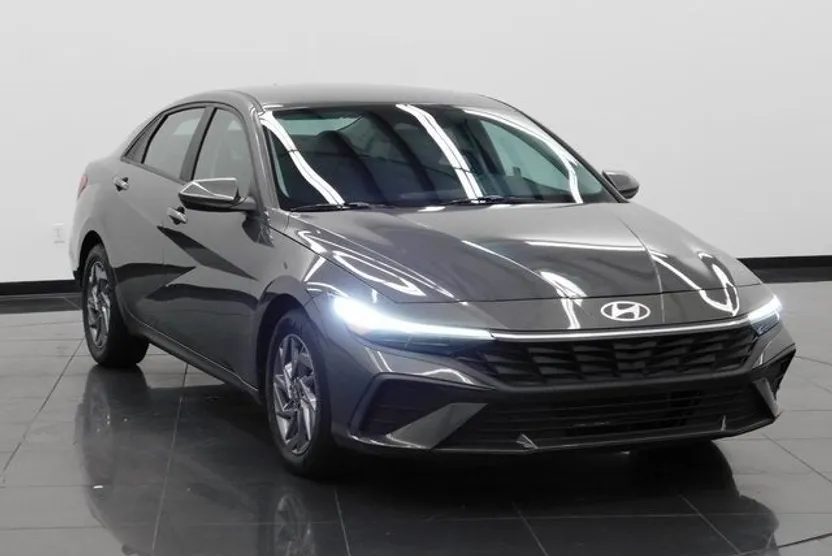 2024 Hyundai Elantra SEL photo 1