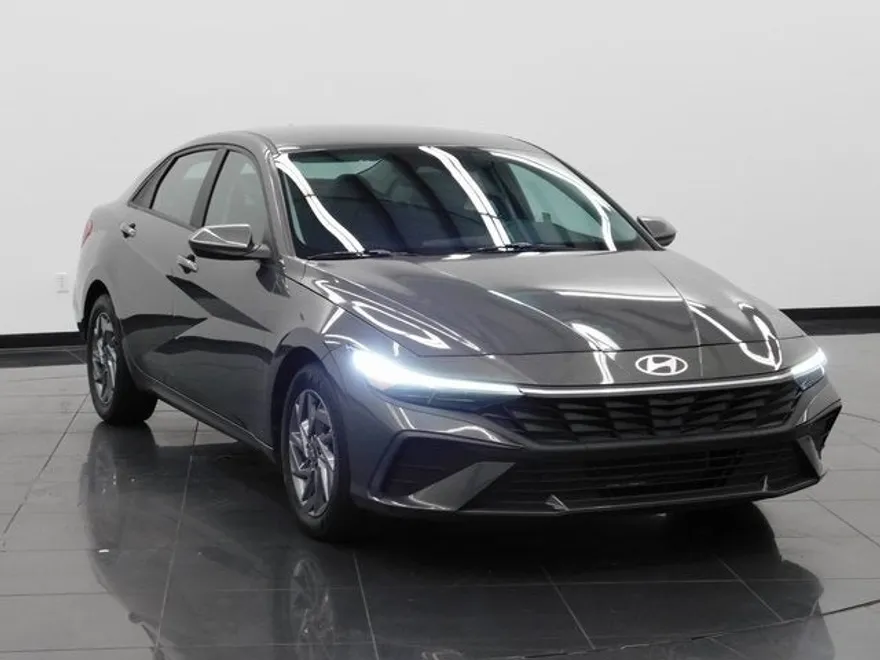 2024 Hyundai Elantra SEL photo 1