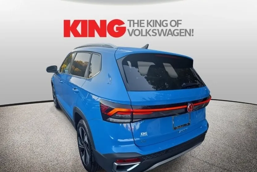 2025 Volkswagen Taos SE photo 1