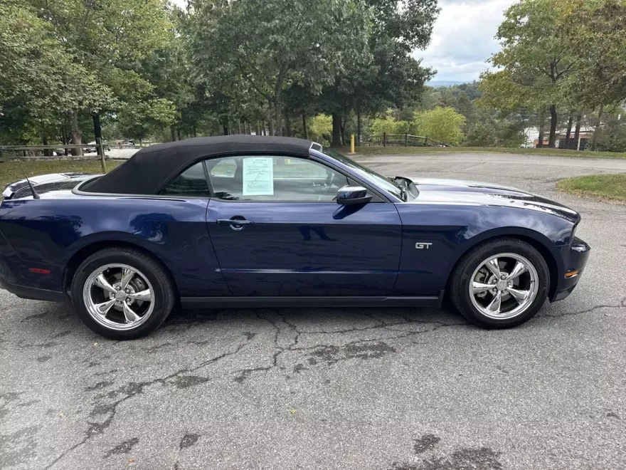 2010 Ford Mustang GT Convertible photo 1