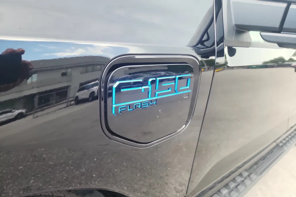 2025 Ford F-150 Lightning photo 1