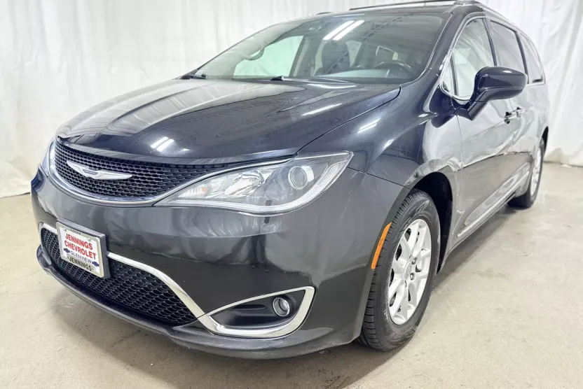 2020 Chrysler Pacifica Touring L photo 1