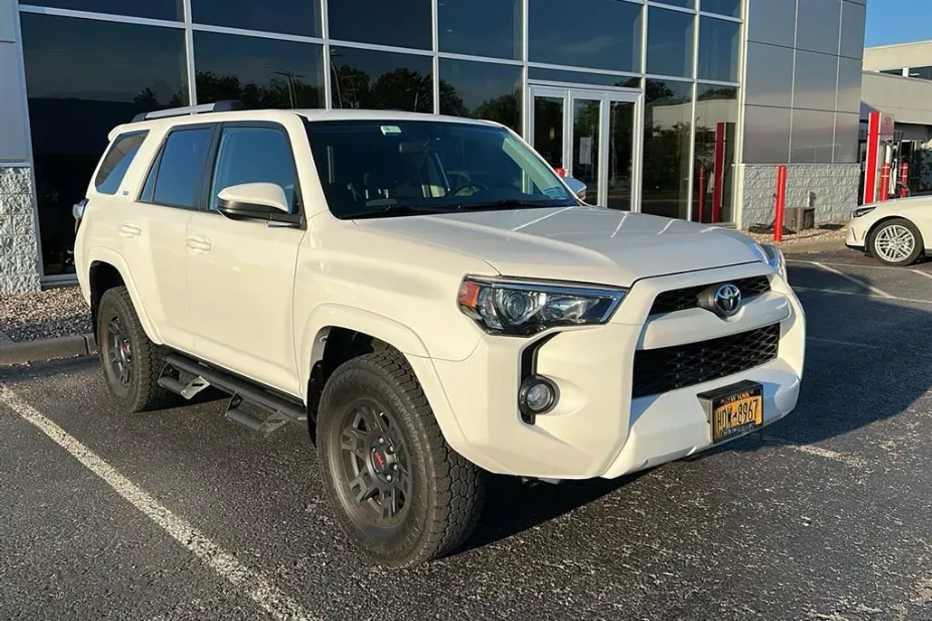 2019 Toyota 4Runner SR5 photo 1