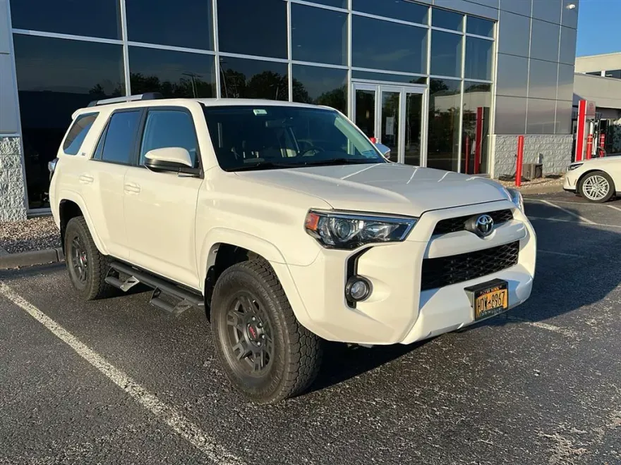 2019 Toyota 4Runner SR5 photo 1