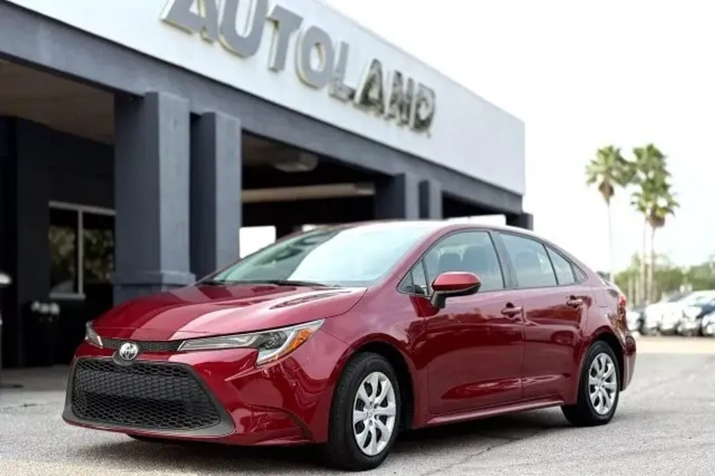 2022 Toyota Corolla LE photo 1