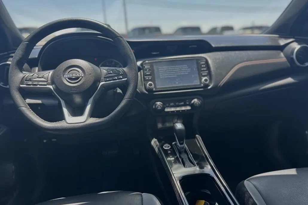 2022 Nissan Kicks SR photo 1