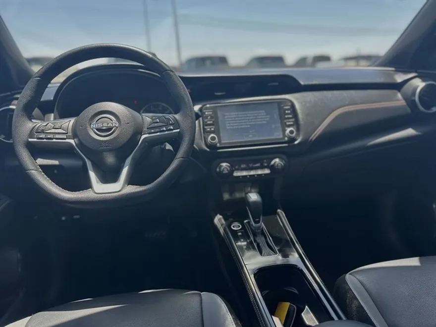 2022 Nissan Kicks SR photo 1