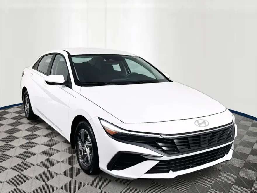 2025 Hyundai Elantra SE photo 1