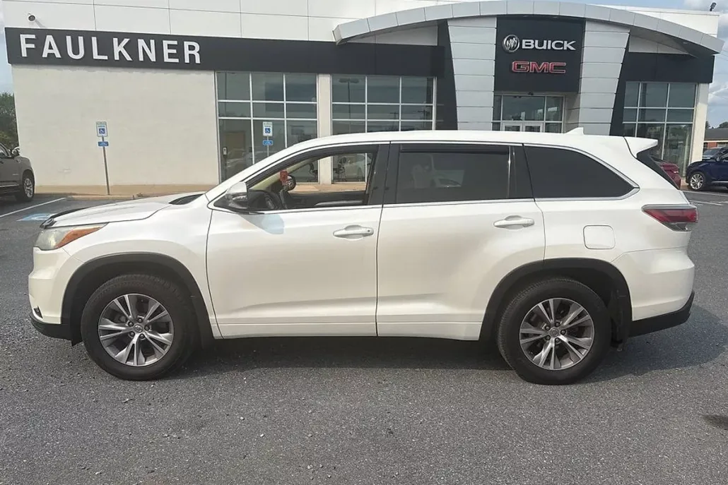 2015 Toyota Highlander LE photo 1