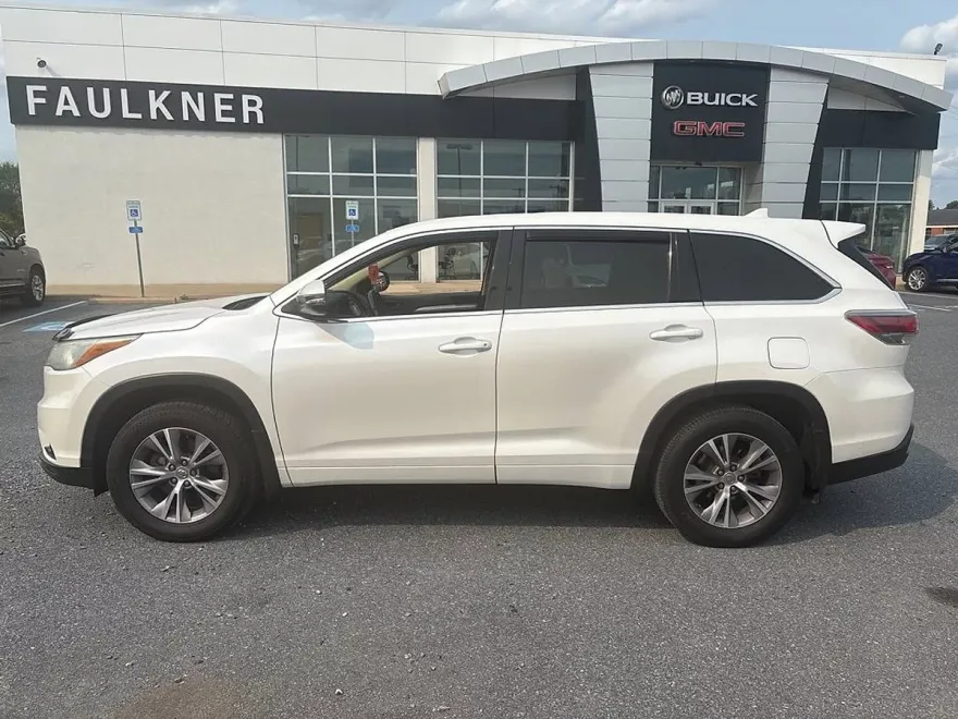 2015 Toyota Highlander LE photo 1