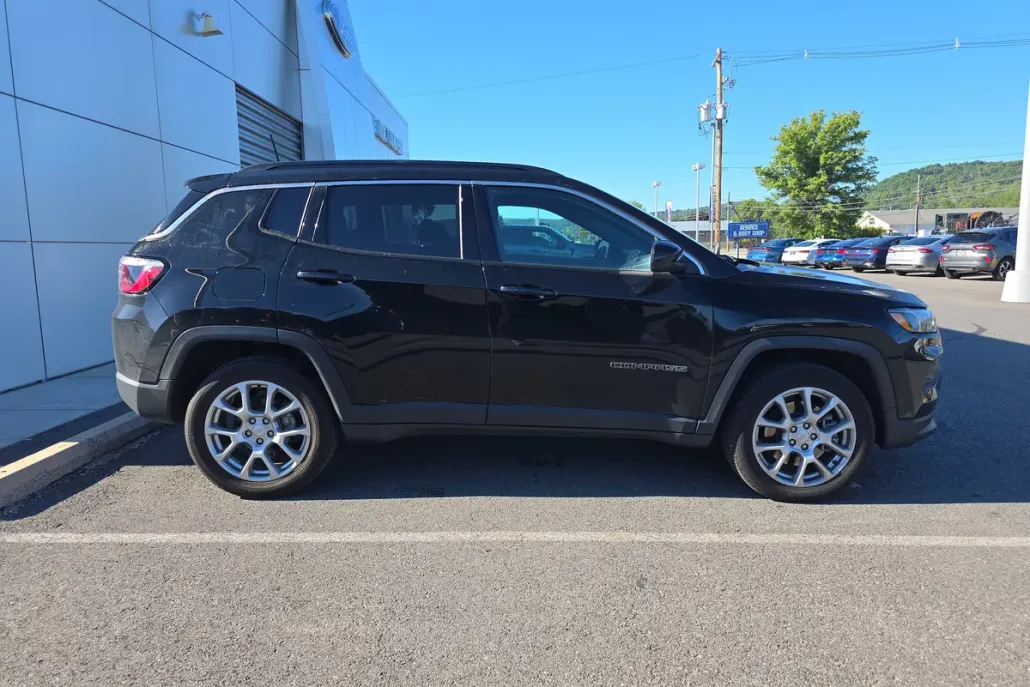 2023 Jeep Compass Latitude Lux photo 1