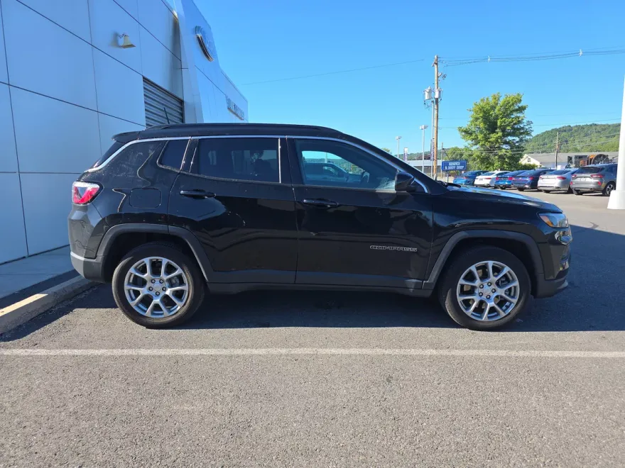2023 Jeep Compass Latitude Lux photo 1