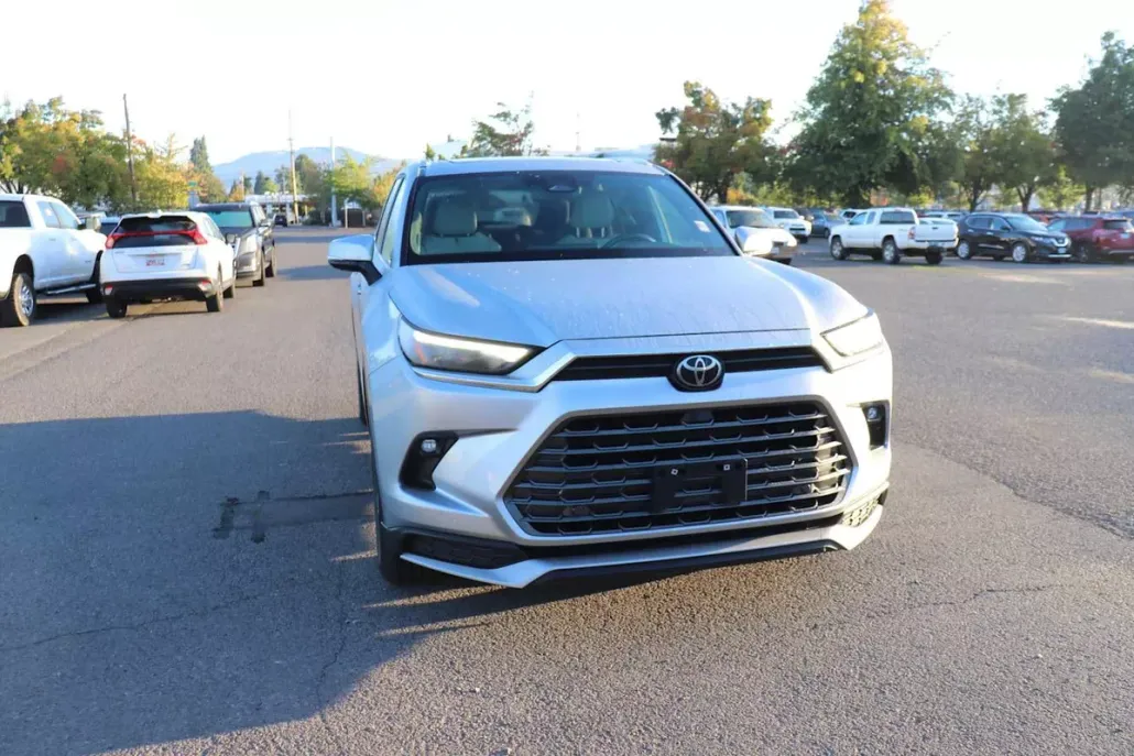 2024 Toyota Highlander Hybrid Limited photo 1