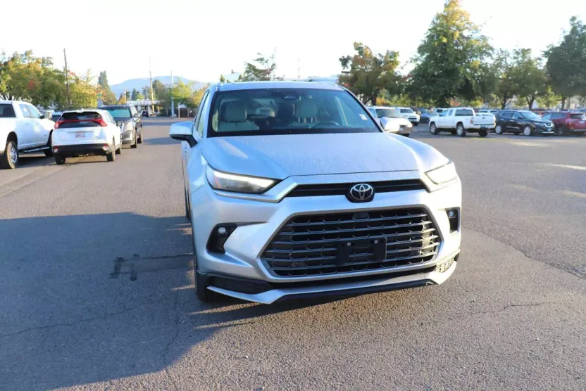 2024 Toyota Highlander Hybrid Limited photo 1