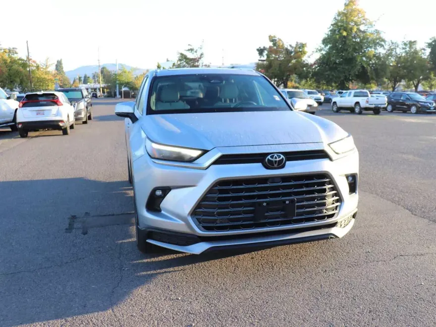 2024 Toyota Highlander Hybrid Limited photo 1