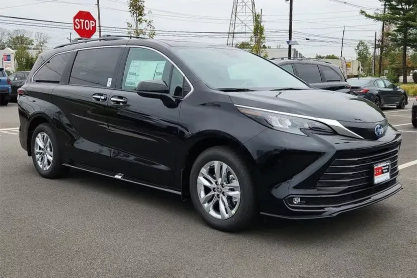 2025 Toyota Sienna XLE photo 1