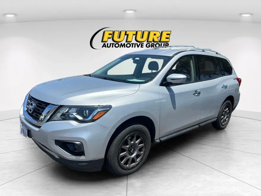 2018 Nissan Pathfinder SV photo 1