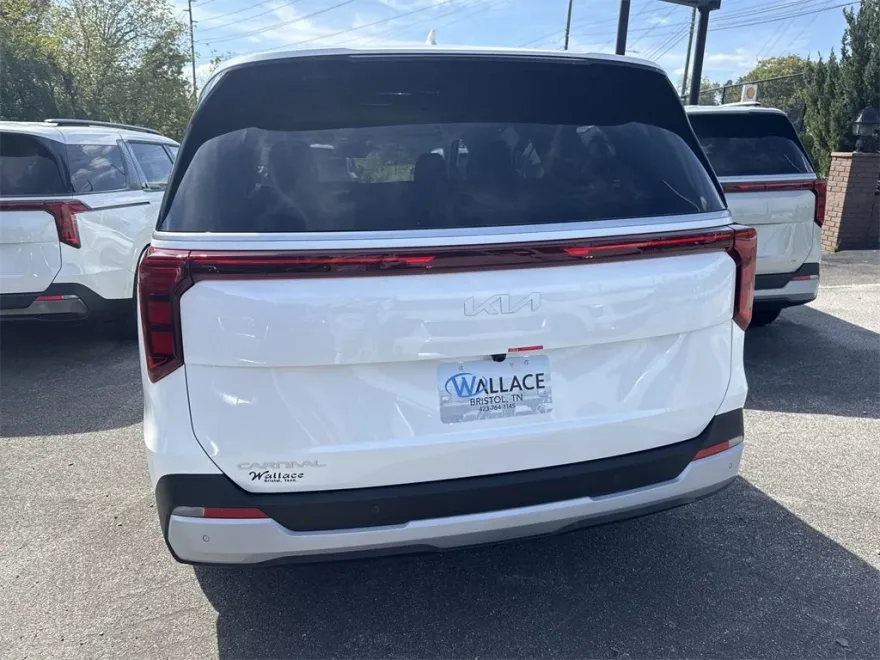 2026 Kia Carnival LX photo 1