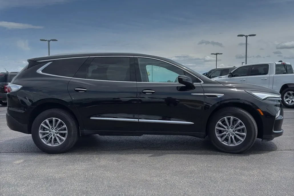 2024 Buick Enclave Essence photo 1