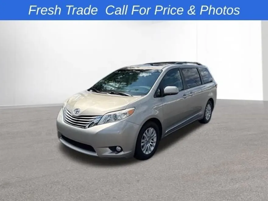2017 Toyota Sienna XLE photo 1