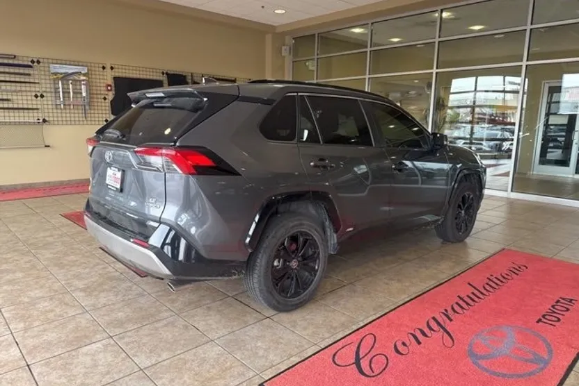 2022 Toyota RAV4 Hybrid SE photo 1