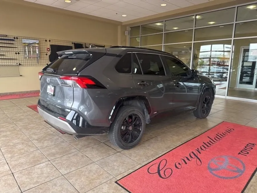 2022 Toyota RAV4 Hybrid SE photo 1