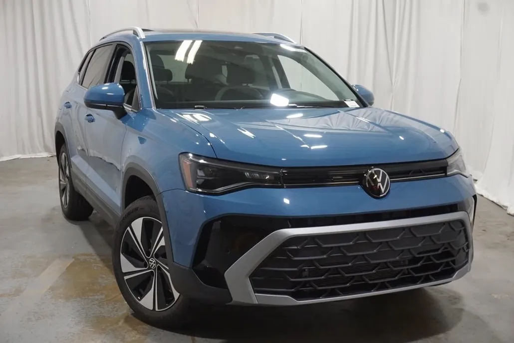 2025 Volkswagen Taos SE photo 1
