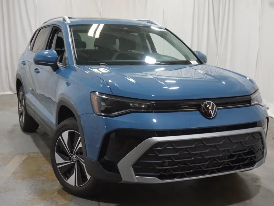 2025 Volkswagen Taos SE photo 1