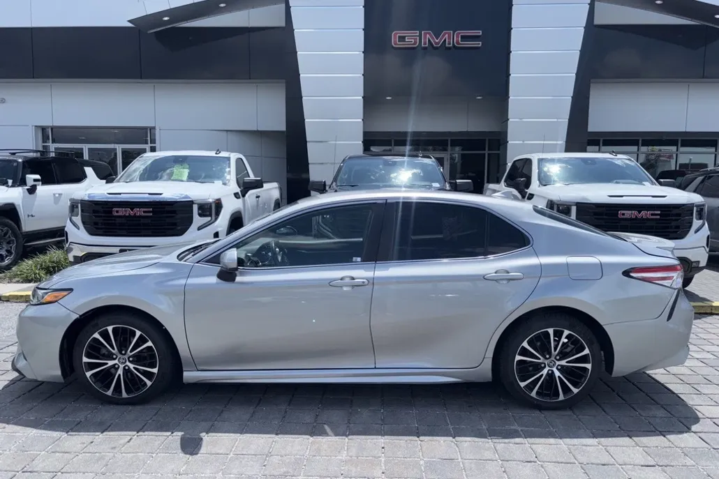 2020 Toyota Camry SE photo 1
