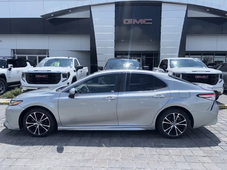 2020 Toyota Camry SE photo 1