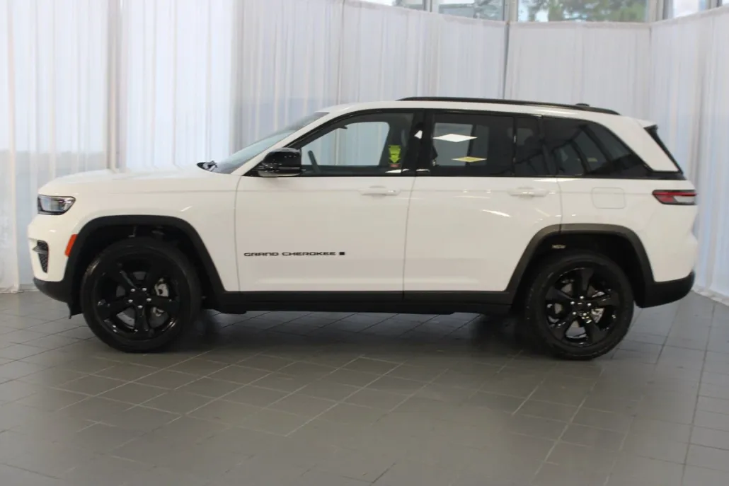 2023 Jeep Grand Cherokee Altitude photo 1