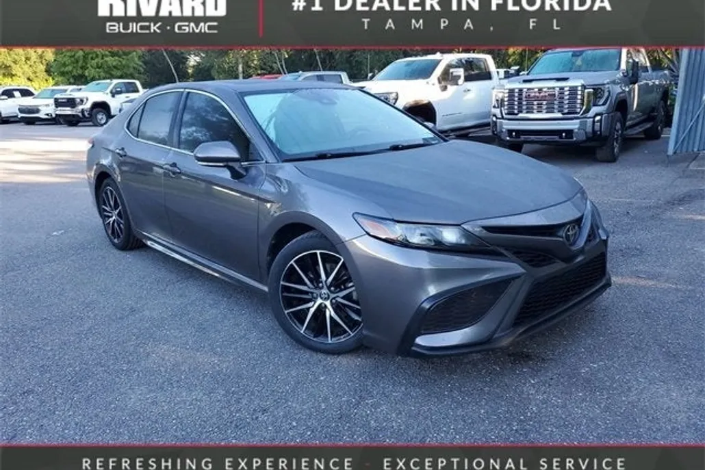 2022 Toyota Camry SE photo 1