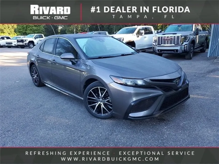 2022 Toyota Camry SE photo 1
