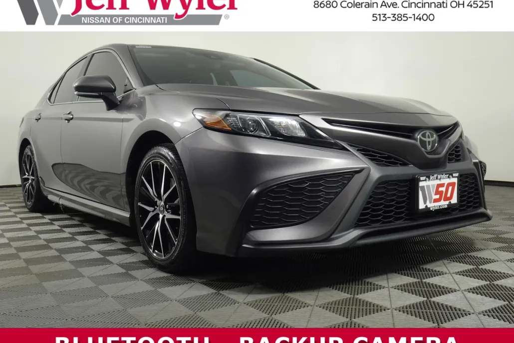 2022 Toyota Camry SE photo 1