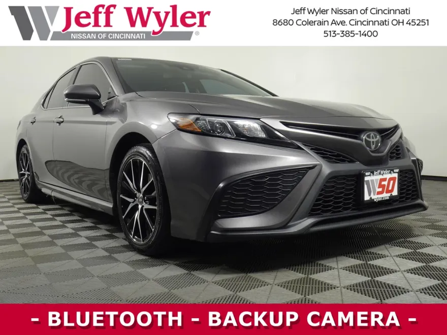 2022 Toyota Camry SE photo 1