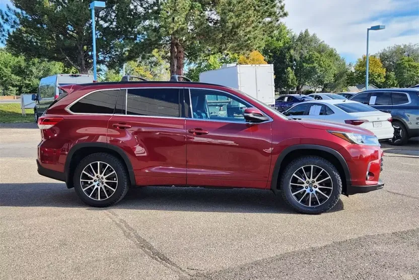 2018 Toyota Highlander SE photo 1