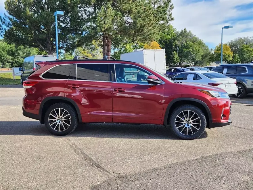 2018 Toyota Highlander SE photo 1