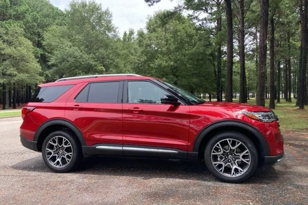2025 Ford Explorer Platinum photo 1