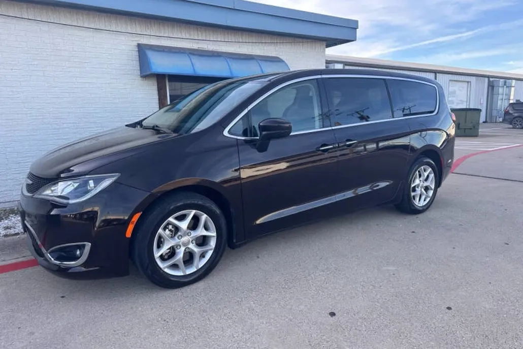 2017 Chrysler Pacifica Touring Plus photo 1