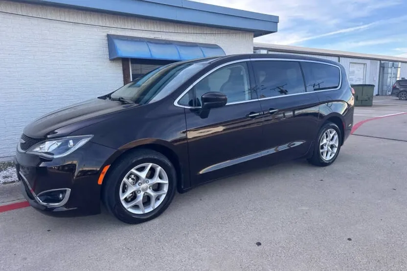 2017 Chrysler Pacifica Touring Plus photo 1