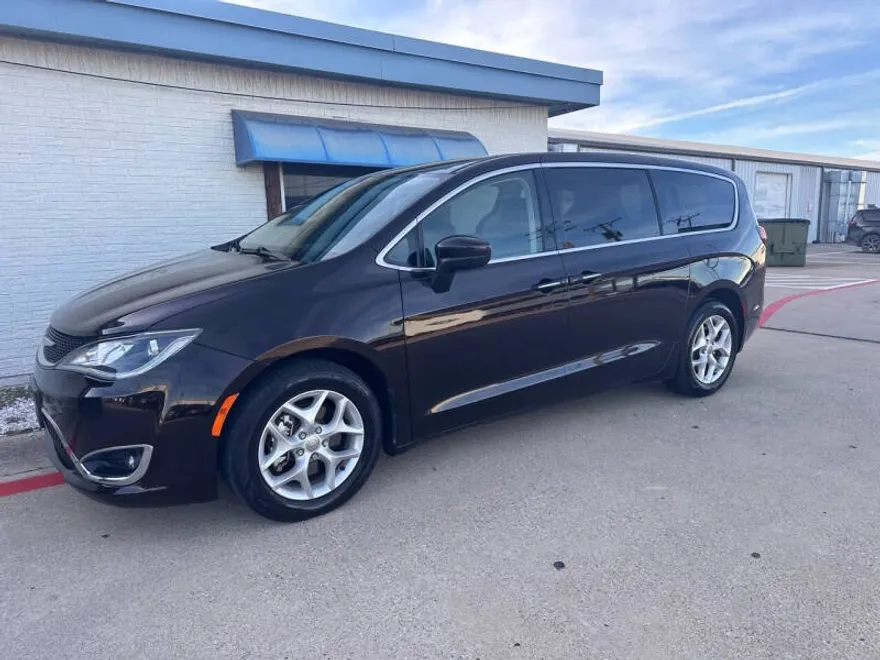2017 Chrysler Pacifica Touring Plus photo 1