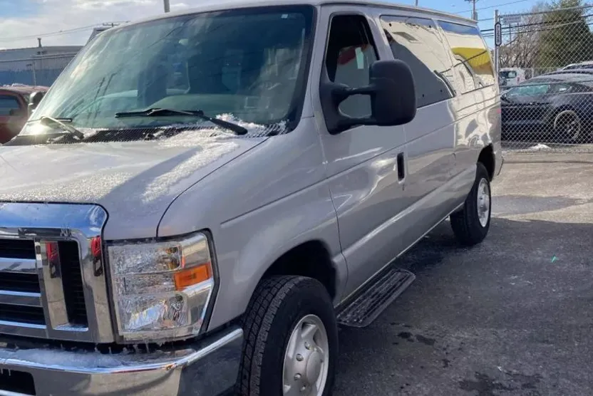 2009 Ford E-350 photo 1