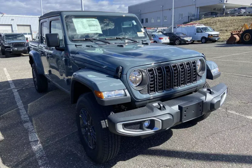 2025 Jeep Gladiator Sport S photo 1
